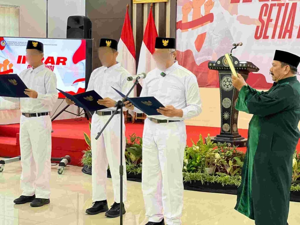 3 ( tiga ) Narapidana kasus Terorisme Mengucapkan ikrar dan janji Setia kepada NKRI di lapas kelas 1 Kota Tangerang, pada hari Rabu 19 Februari 2025,