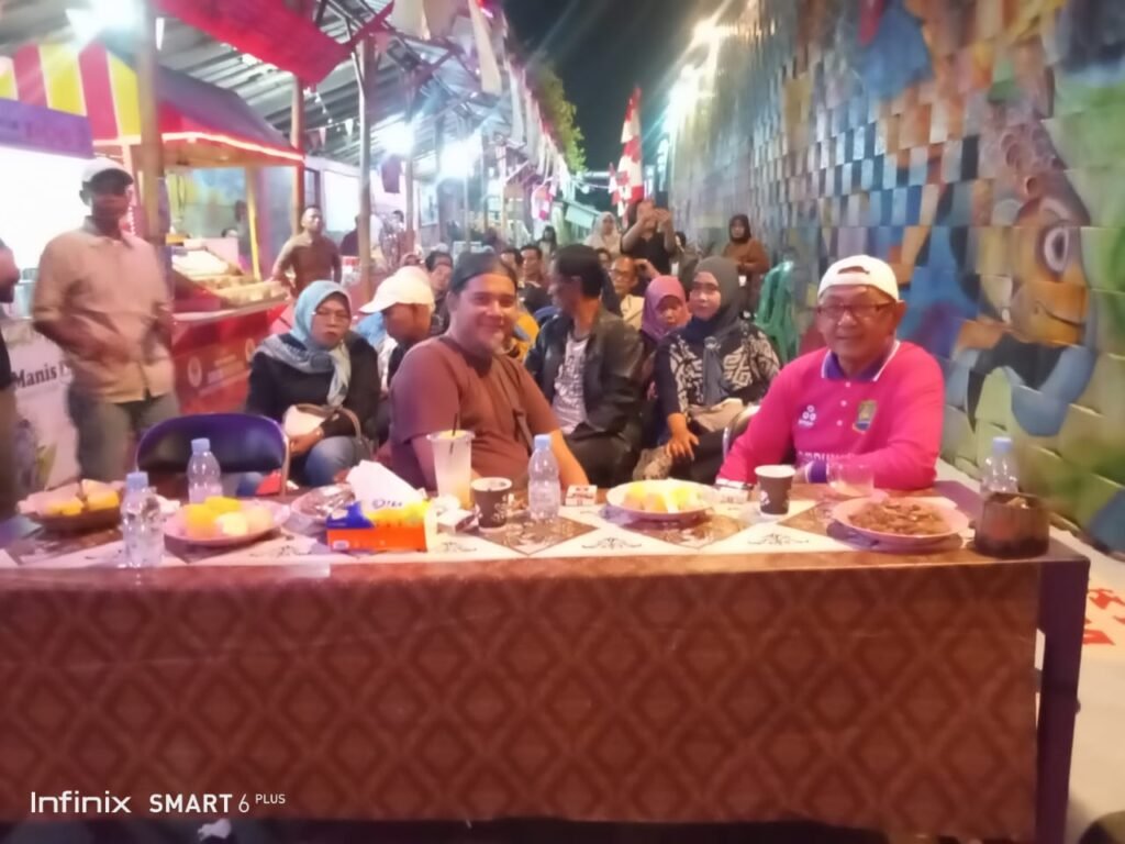 Suara Merdu Warnai Lomba Karaoke Antar Pengunjung Kampung Pink