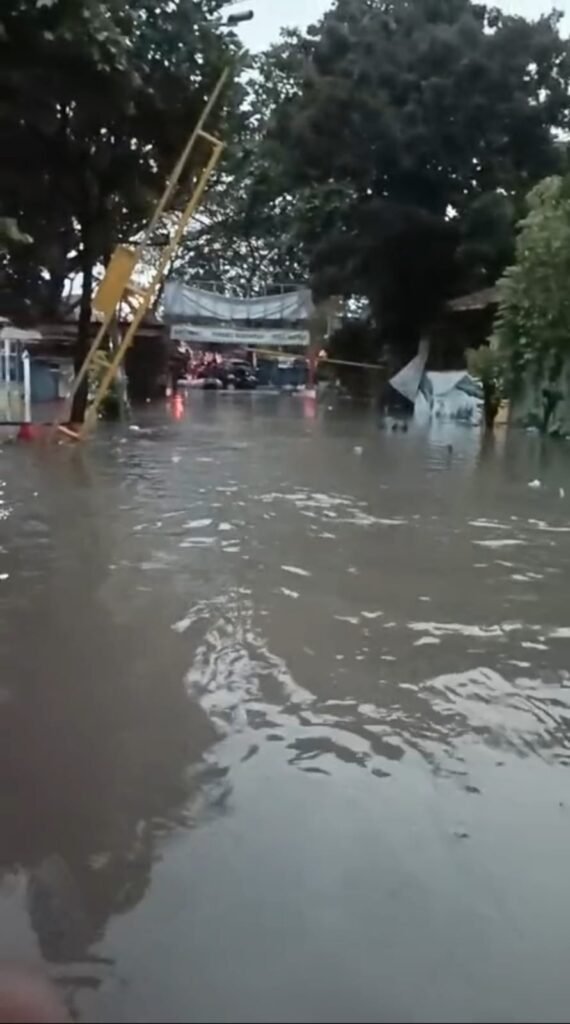 Banjir Kembali Rendam Perumahan Kunciran Permai, Warga Mengeluh Tak Ada Solusi