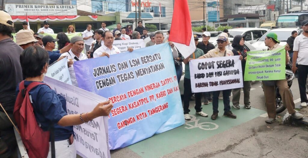 KANTOR SATPOLPP DAN WALIKOTA TANGERANG DI GERUDUK RATUSAN WARTAWAN , LSM YANG TERGABUNG SE TANGERANG RAYA