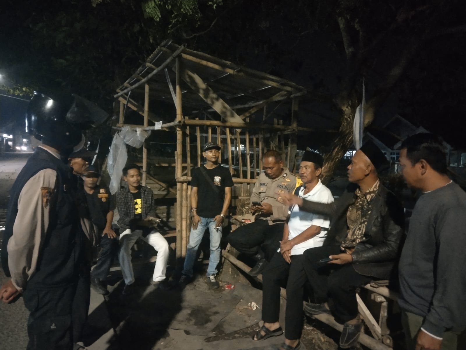 Bhabinkamtibmas Desa Karet Bersinergi dengan Warga, Perkuat Keamanan dan Antisipasi Gangster di Jalan Cadas–Kukun