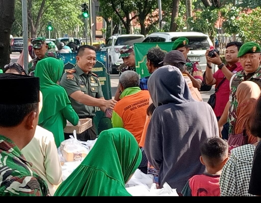 TNI Hadir di Tengah Rakyat, Dandim 0506/Tangerang Pimpin Langsung Aksi Berbagi Takjil