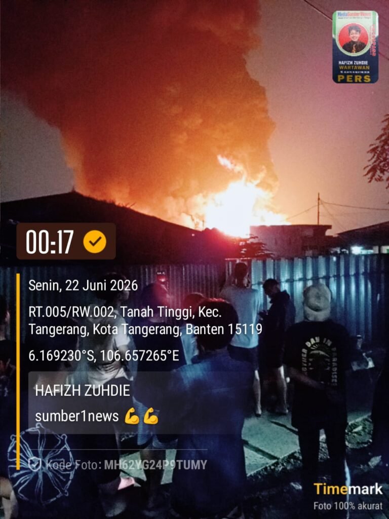 KEBAKARAN PABRIK SANDAL DI CIPONDOH BERLANGSUNG BERJAM-JAM, SATU RUMAH WARGA TERDAMPAK