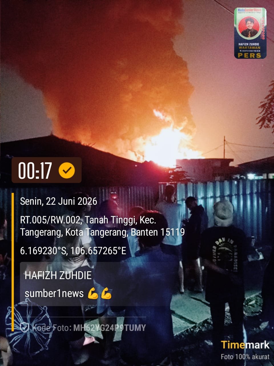 KEBAKARAN PABRIK SANDAL DI CIPONDOH BERLANGSUNG BERJAM-JAM, SATU RUMAH WARGA TERDAMPAK