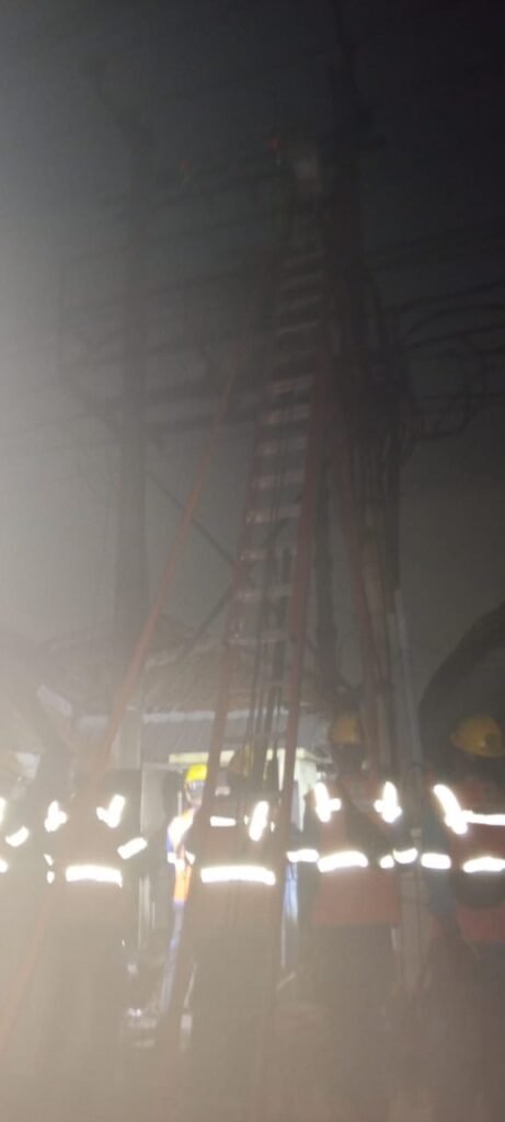 Kabel Listrik Terbakar di Belendung, Petugas PLN Sigap Tangani Malam Hari