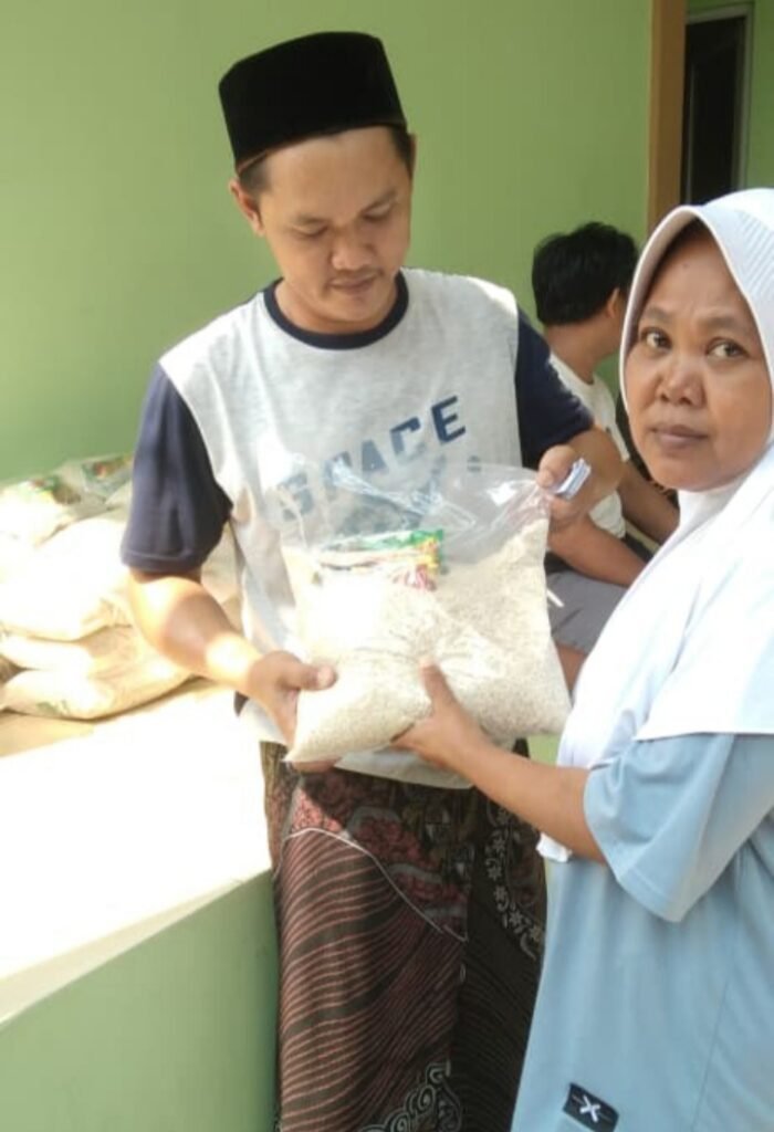 Semangat Berbagi Tak Pernah Padam, UPZ Masjid Jami Al-Falah Salurkan Bantuan Beras untuk Warga Kurang Mampu