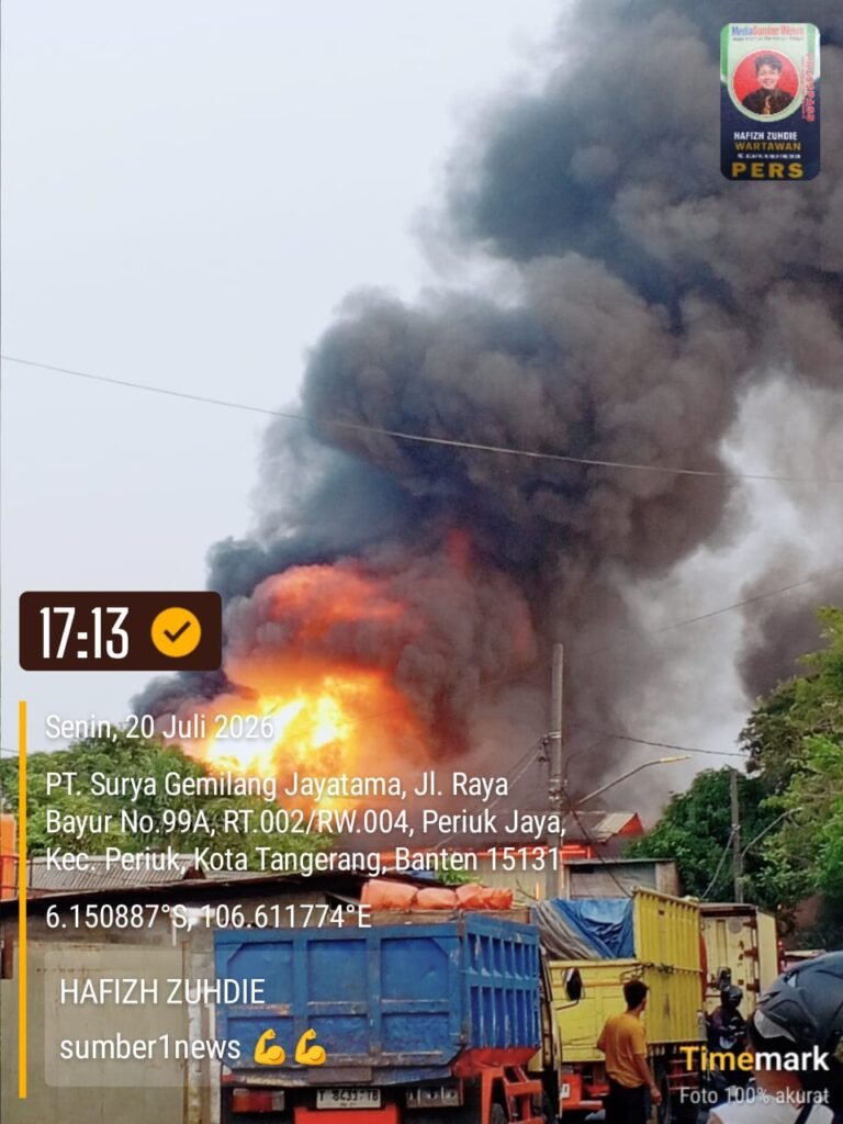 Pabrik Pengolahan Limbah di Periuk Tangerang Terbakar Hebat, Asap Hitam Menyelimuti Kawasan