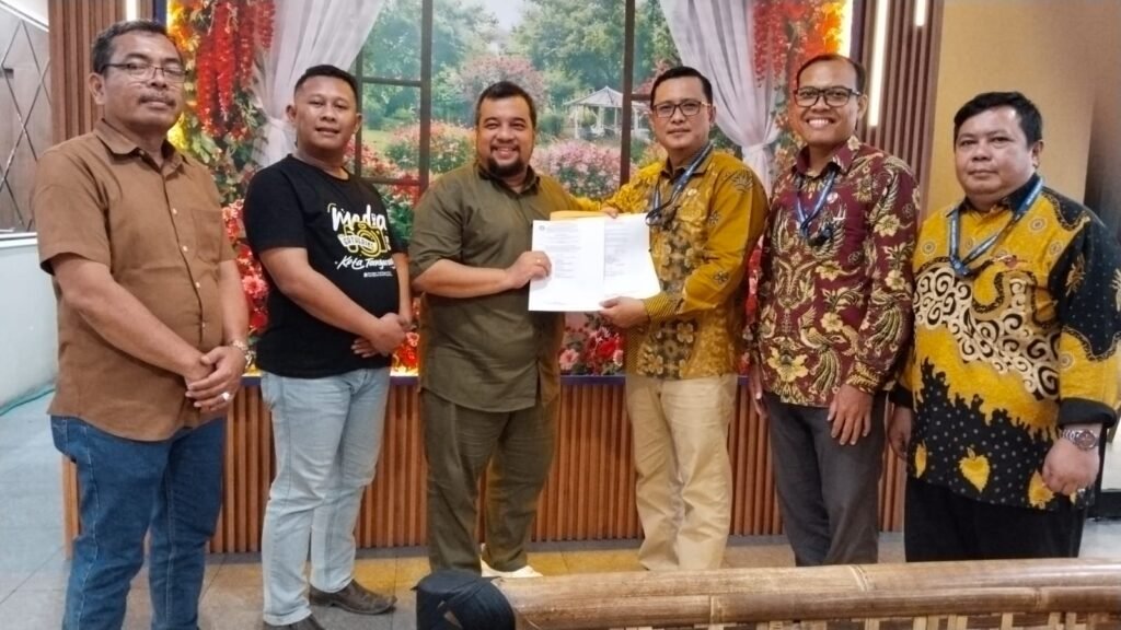 Bersinar (GNB), Vernando Sihombing, secara resmi menyerahkan Surat Keputusan (SK) penetapan Ketua Dewan Pimpinan Wilayah (DPW) GNB Provinsi Banten kepada Frengky Saragih. Prosesi penyerahan mandat baru ini berlangsung dengan khidmat di Saung RR,