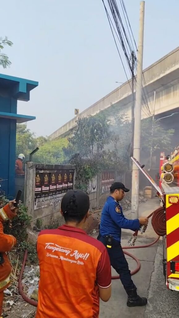 Kebakaran Sampah di Bawah Tol Jalan Bouroq Batu Ceper, Petugas Damkar Bergerak Cepat